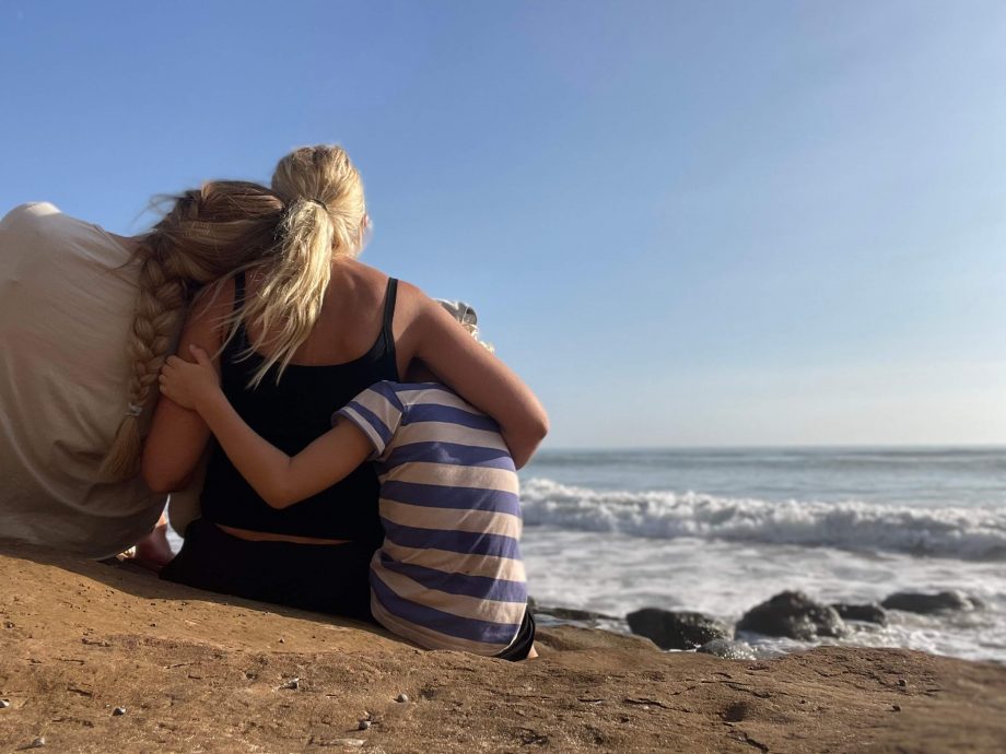 Ich umarme meine beiden Kinder am Strand.