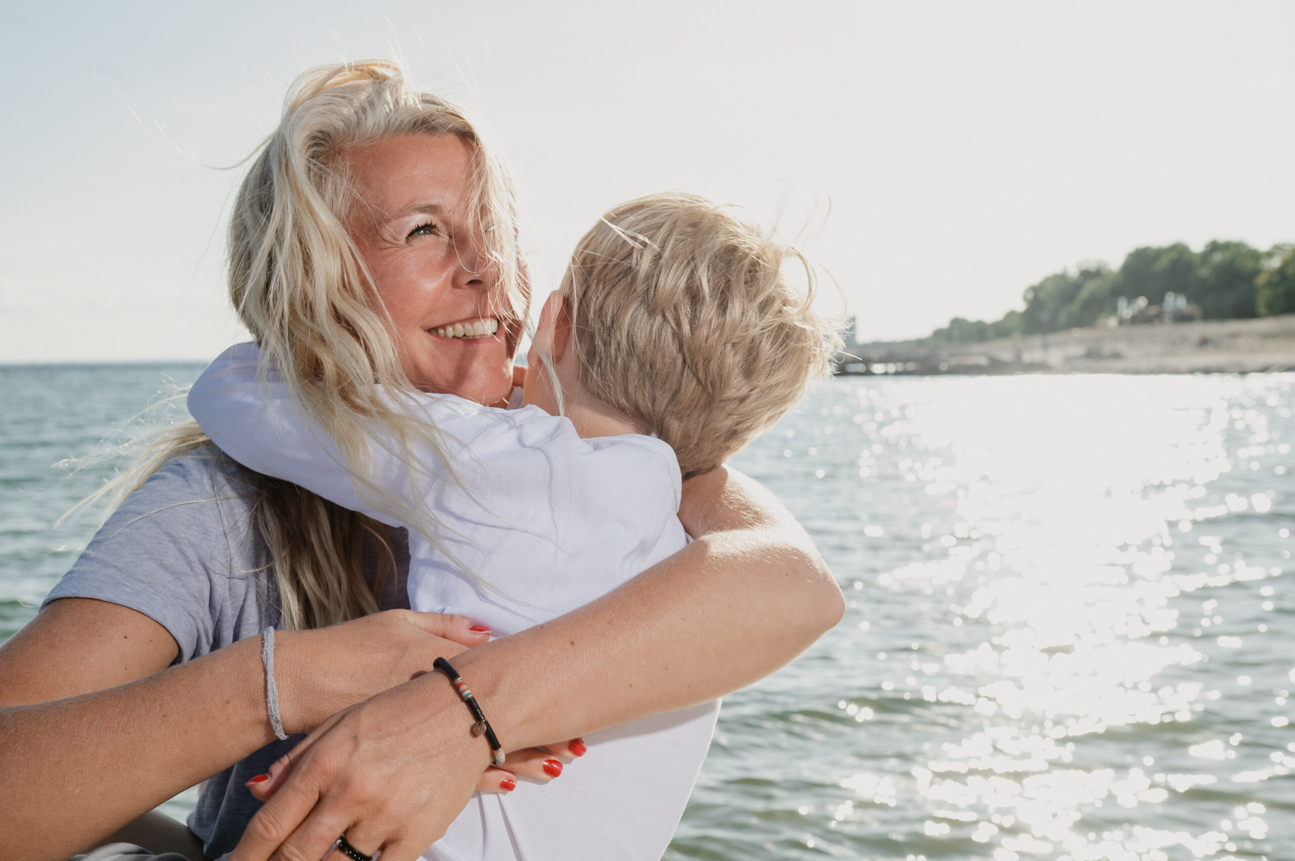 Mutter und Sohn umarmen sich