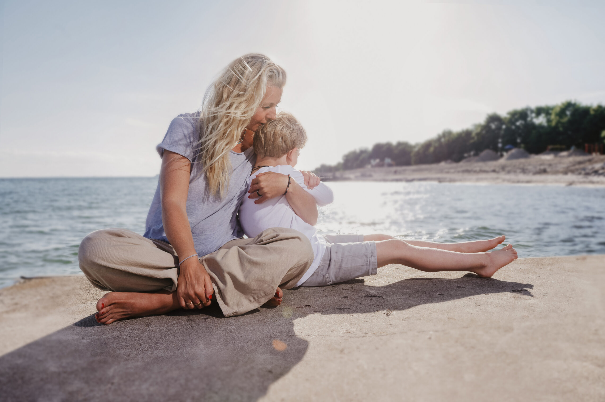 Ich bin am Meer und umarme meinen Sohn