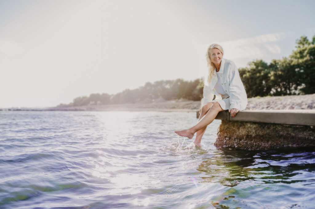 Ich bin am Wasser mit den Füssen