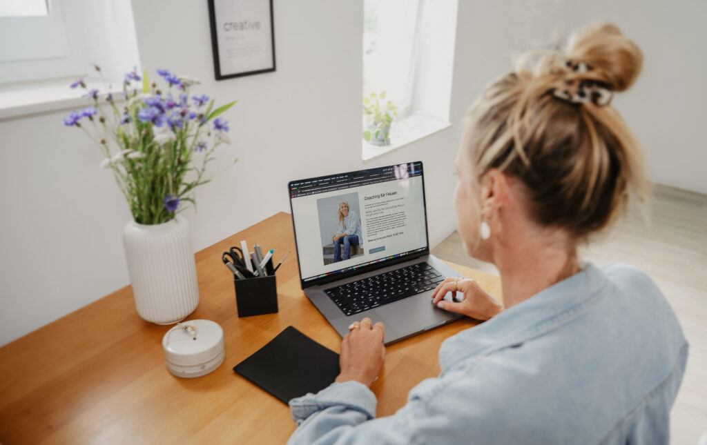 eine Mutter am Computer arbeitend