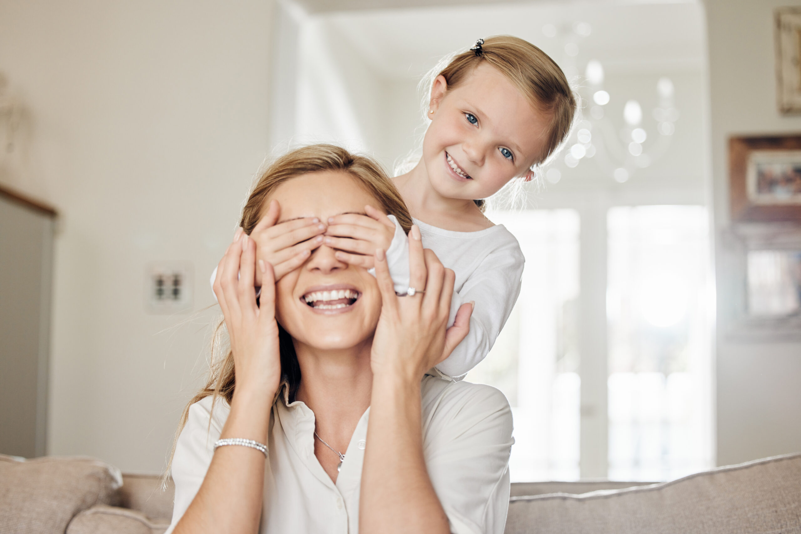 Mutter und Kind spielen zusammen