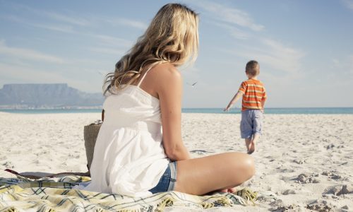 Alleinerziehende Mutter schaut ihrem Sohn nach