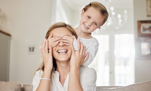 Mutter und Kind spielen zusammen